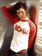 Adam Brody : TI4U_u1141197630.jpg