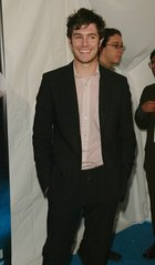 Adam Brody : TI4U_u1141261937.jpg