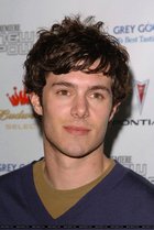 Adam Brody : TI4U_u1141316295.jpg