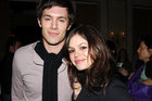 Adam Brody : TI4U_u1192125366.jpg