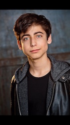 Aidan Gallagher : aidan-gallagher-1505953801.jpg