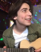 Aidan Gallagher : aidan-gallagher-1587345468.jpg