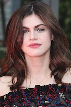 Alexandra Daddario : alexandra-daddario-1493230175.jpg