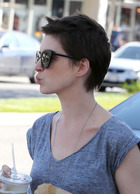 Anne Hathaway : anne-hathaway-1364058990.jpg