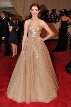 Anne Hathaway : anne-hathaway-1379111723.jpg