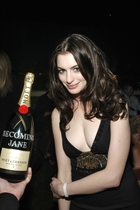 Anne Hathaway : anne-hathaway-1383421757.jpg