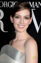 Anne Hathaway : anne_hathaway_1277446935.jpg