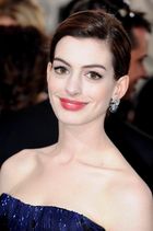 Anne Hathaway : anne_hathaway_1277447040.jpg