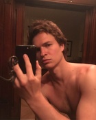 Ansel Elgort : ansel-elgort-1559424602.jpg