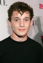 Anton Yelchin : anton-yelchin-1466387165.jpg