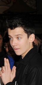 Asa Butterfield : asa-butterfield-1490649301.jpg