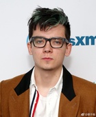 Asa Butterfield : asa-butterfield-1534572601.jpg