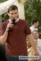 Ashton Kutcher : TI4U_u1139636096.jpg