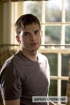 Ashton Kutcher : TI4U_u1139636103.jpg