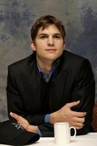 Ashton Kutcher : TI4U_u1147240360.jpg