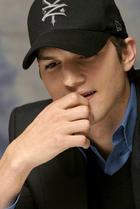 Ashton Kutcher : TI4U_u1147240411.jpg