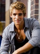 Brenton Thwaites : brenton-thwaites-1340017358.jpg