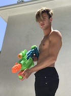 Cameron Dallas : cameron-dallas-1496088721.jpg