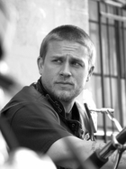 Charlie Hunnam : charlie-hunnam-1335199610.jpg