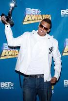 Chris Brown : chris_brown_1214759483.jpg