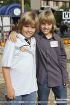 Cole & Dylan Sprouse : TI4U_u1137206560.jpg