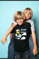 Cole & Dylan Sprouse : TI4U_u1140846851.jpg