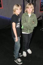 Cole & Dylan Sprouse : TI4U_u1220870198.jpg