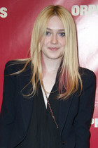 Dakota Fanning : dakota-fanning-1366359427.jpg