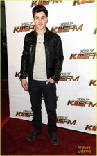 David Henrie : david-henrie-1323175458.jpg