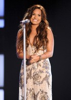 Demi Lovato : demi-lovato-1324754608.jpg