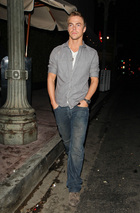 Derek Hough : derek-hough-1332198840.jpg