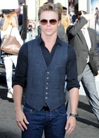 Derek Hough : derek-hough-1339480723.jpg