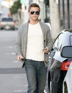 Derek Hough : derek-hough-1344198705.jpg