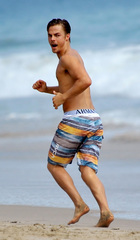 Derek Hough : derek-hough-1348280366.jpg