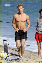 Derek Hough : derek-hough-1376586064.jpg