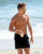 Derek Hough : derek-hough-1377207332.jpg