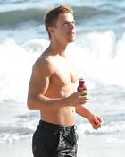 Derek Hough : derek-hough-1382824531.jpg