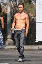 Derek Hough : derek-hough-1475585572.jpg