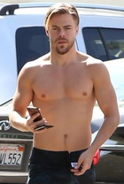 Derek Hough : derek-hough-1536878145.jpg