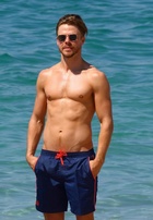 Derek Hough : derek-hough-1669633044.jpg