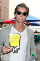 Drew Van Acker : drewvanacker_1305395175.jpg