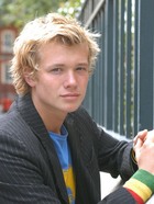 Edward Speleers : TI4U_u1135438740.jpg