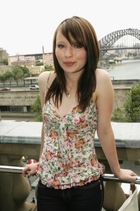 Emily Browning : TI4U_u1138319281.jpg