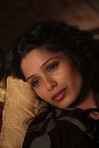 Freida Pinto : freida-pinto-1370210354.jpg