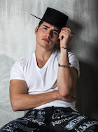 Gregg Sulkin : gregg-sulkin-1488675789.jpg