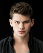 Jeremy Irvine : jeremy-irvine-1329980862.jpg