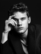 Jeremy Irvine : jeremy-irvine-1334687093.jpg