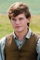 Jeremy Irvine : jeremy-irvine-1334687132.jpg