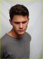 Jeremy Irvine : jeremy-irvine-1371565323.jpg