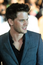 Jeremy Irvine : jeremy-irvine-1408465721.jpg